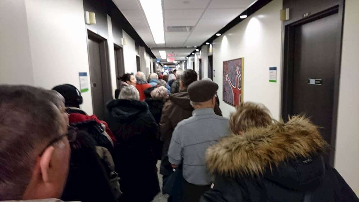 ケベックシティの予防接種の病院の中の行列