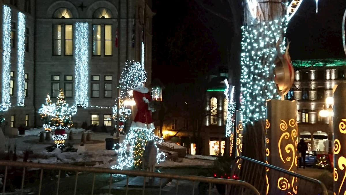 ケベックシティのクリスマスマーケットのイルミネーション